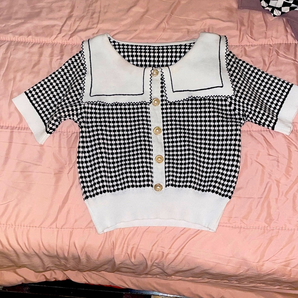 White aesthetic short shirt, size medium